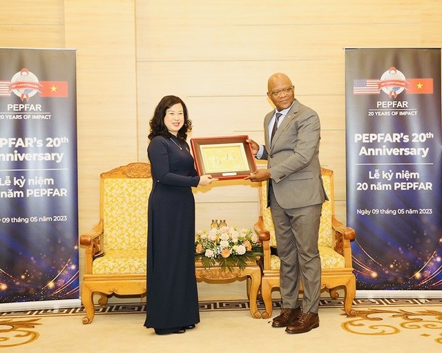 La ministre vietnamienne de la Santé Dao Hông Lan reçoit John Nkengasong, ambassadeur mondial du PEPFAR. Photo : VGP
