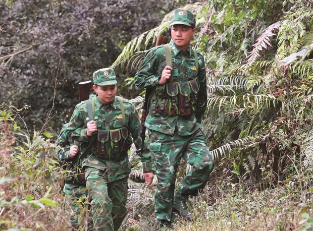 Membres de la Brigade de prévention et de lutte contre la drogue du poste-frontière de Chiêng On, province de Son La, patrouillant dans les zones frontalières. Photo : VNA/CVN.