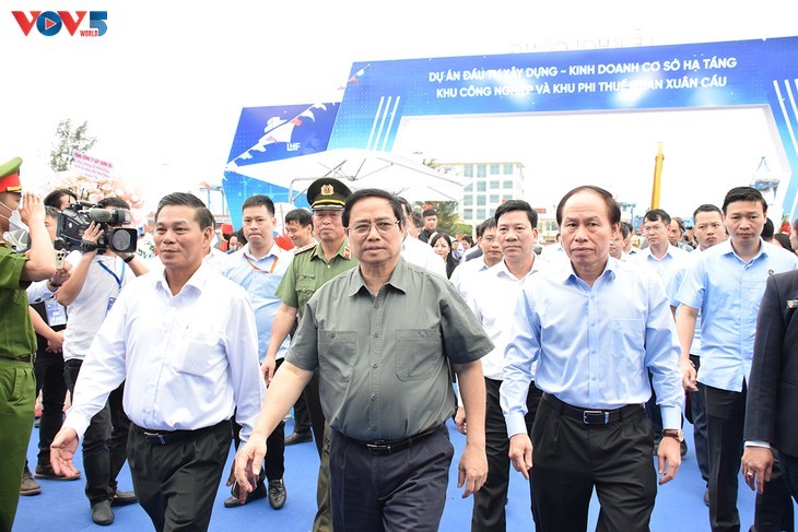 Le Premier ministre vietnamien Pham Minh Chinh (au centre) (photo : Vu Khuyên/VOV)