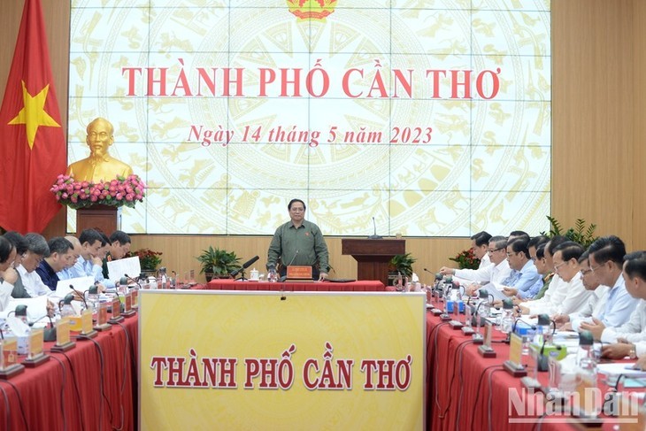 Le PM vietnamien, Pham Minh Chinh (debout), prend la parole lors de la séance de travail avec les responsables de la ville de Cân Tho. Photo : nhandan.vn