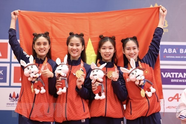 L'équipe d'escrime a aidé le Vietnam à remporter la 100e médaille d'or aux 32e SEA Games. Photo : Minh Quyêt/VNA