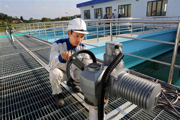 Faire fonctionner le système d'eau propre. Photo : VNA