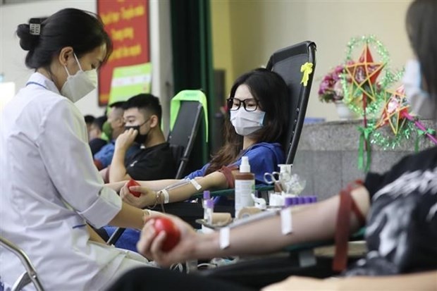 Des bénévoles participent au don de sang. Photo : VNA.
