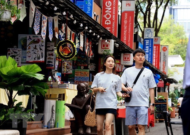 Touristes sud-coréens visitant la rue des livres à Hô Chi Minh-Ville. Photo : VNA.