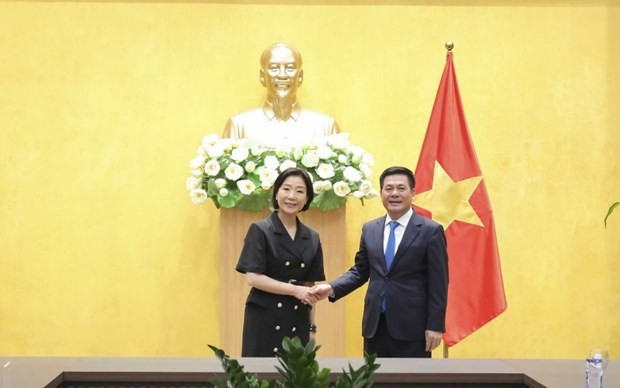 Le ministre de l’Industrie et du Commerce Nguyên Hông Diên et l’ambassadrice de la République de Corée au Vietnam Oh Youngju, à Hanoi, le 13 juin. Photo : baocongthuong.vn