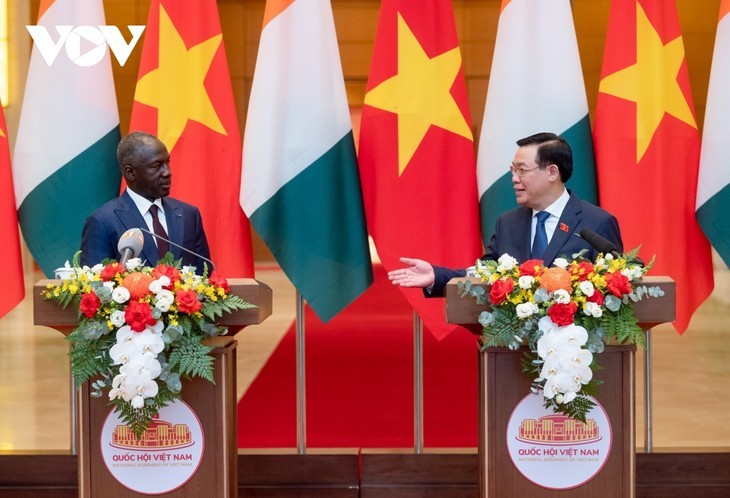 Le Président ivoirien de l’Assemblée nationale, Adama Bictogo (à gauche) et son homologue vietnamien, Vuong Dinh Huê.