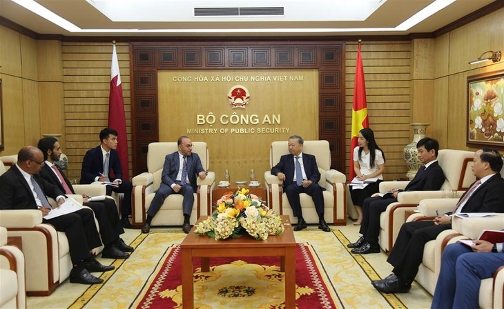 Le ministre vietnamien de la Sécurité publique, Tô Lâm (à droite) et le nouvel ambassadeur du Qatar au Vietnam, Khaled Ali Abdullah Abel. Photo : bocongan.gov.vn