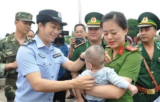Un bébé est sauvé dans une affaire de trafic illégal vers la Chine. Photo : VNA.