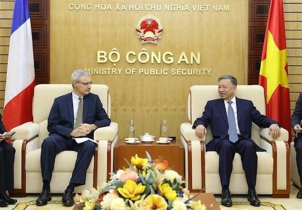 Le ministre de la Sécurité publique Tô Lâm (à droite) et l’ambassadeur français sortant, Nicolas Warnery. Photo : dangcongsan.vn