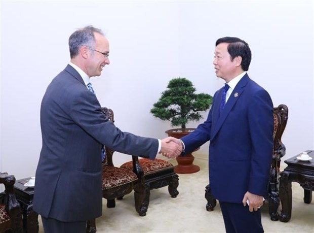 Le Vice-Premier ministre Trân Hông Hà (à droite) et le professeur d'énergie et de changement climatique Frank Jotzo de l'Université nationale d’Australie en visite au Vietnam. Photo : VNA.