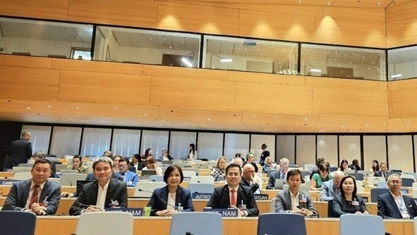 Le vice-ministre vietnamien de la Science et de la Technologie, Nguyên Hoàng Giang, (4e, à gauche) lors de la 64e session de l'Assemblée générale de l'OMPI, tenue à Genève. Photo : VNA.