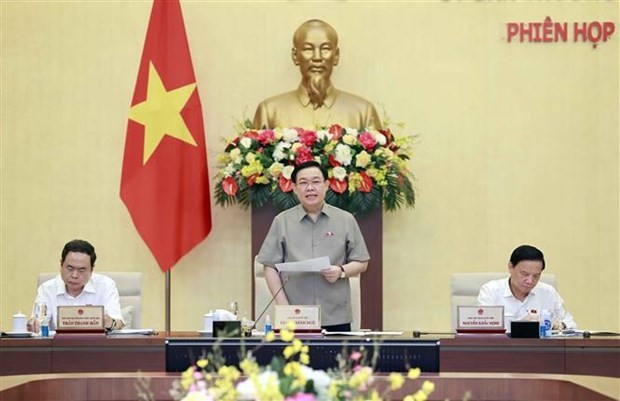 Le Président de l’AN Vuong Dinh Huê (debout) lors de la cérémonie d'ouverture de la session. Photo : VNA.