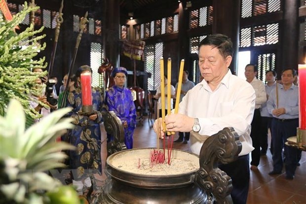 Le président de la Commission centrale de Communication et d'Éducation, Nguyên Trong Nghia, rend hommage au général Nguyên Huu Canh. Photo : Thanh Vu/AVI.