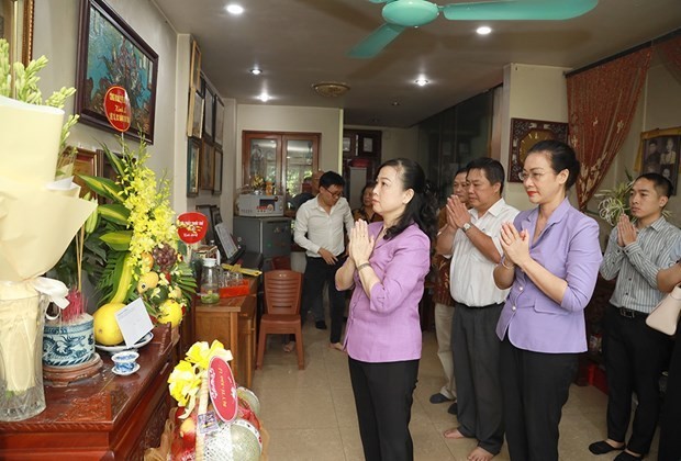 La ministre de la Santé Dào Hông Lan (1er plan, à partir de la gauche) rend hommage à la doctoresse et héroïne morte pour la Patrie, Dang Thuy Trâm. Photo : Journal Santé et Vie.