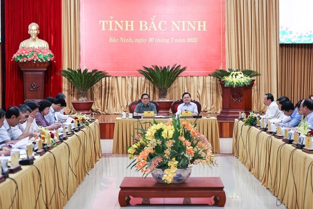 Réunion entre le Premier ministre et le Comité du Parti de la province de Bac Ninh, le 30 juillet 2023. Photo : VGP.
