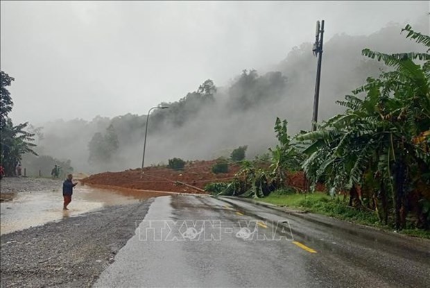 Le glissement de terrain a complètement coupé le col de Bao Lôc sur la route nationale 20 passant à Lâm Dông dans l'après-midi du 30 juillet. Photo : VNA