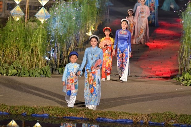 Le programme "Danse d’Ao dai" est le point culminant du Festival d'Automne. Photo: Toquoc