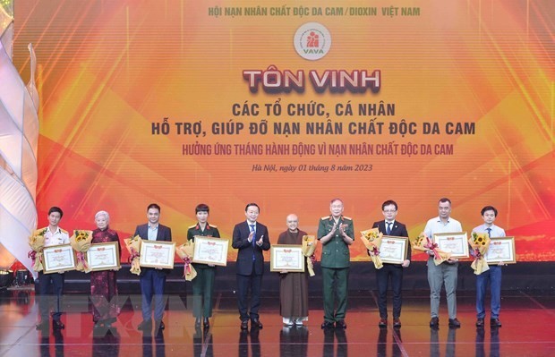 Le Vice-Premier ministre Trân Hông Hà et le général Nguyên Van Rinh, président de l'Association vietnamienne des Victimes de l'agent orange/dioxine, décernent des satisfecits aux bienfaiteurs. Photo : AVI.