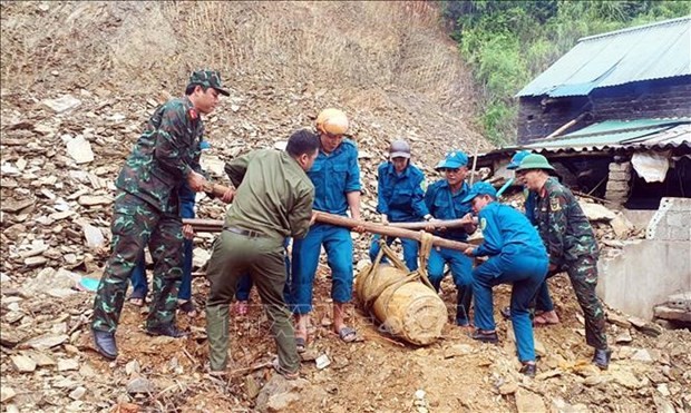 Opération déminage dans la commune de Xa Luong (district de Tuong Duong, province de Nghê An). Photo : VNA.