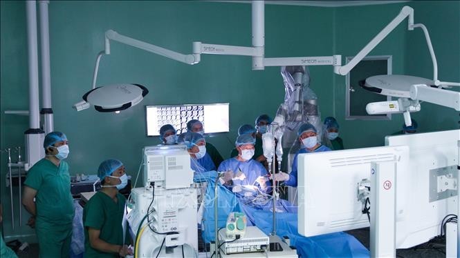 Une opération soutenue par le système robot Modus V Synaptive à l'Hôpital 115 de Hô Chi Minh-ville. Photo : AVI.