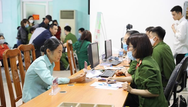 La police de Hanoi traite les cartes d’identité des citoyens. Photo : hanoimoi.com.vn