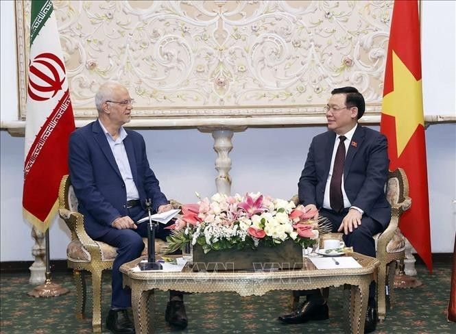 Le Président de l’AN vietnamienne, Vuong Dinh Huê (à droite), a reçu Seyed Kamal Sajjadi, président de l’Association d’Amitié Iran - Vietnam. Photo : AVI.