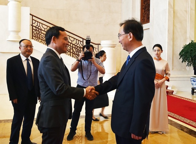 Le Vice-Premier ministre vietnamien, Trân Luu Quang (à gauche) et le Secrétaire du Parti communiste chinois pour le Yunnan, Wang Ning. Photo : VGP.