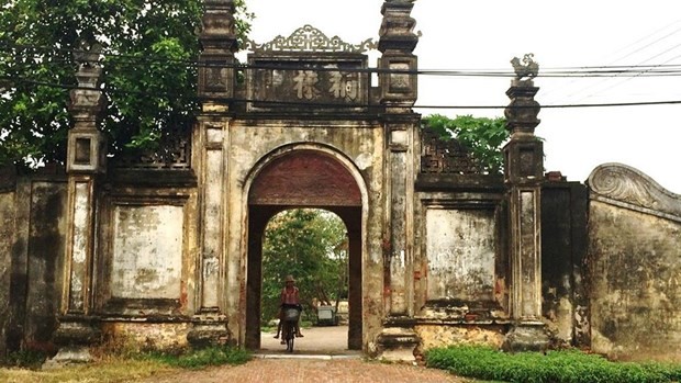 Le porte du village de Nom, est considérée comme l'une des plus belles portes de village du Nord. Photo: hungyentv.vn