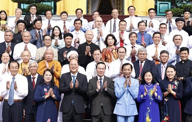 Le Président du Vietnam, Vo Van Thuong, et des dignitaires ecclésiastiques et des agents religieux subalternes, des intellectuels et des individus typiques de Hô Chi Minh-Ville. Photo : VNA.