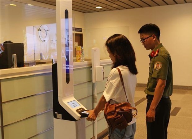 Système de portes automatiques à l'aéroport international de Dà Nang. Photo : VNA.