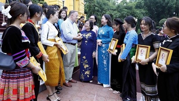 La Vice-Présidente Vo Thi Anh Xuân rencontre des élèves exemplaires issues des ethnies minoritaires. Photo : VNA.