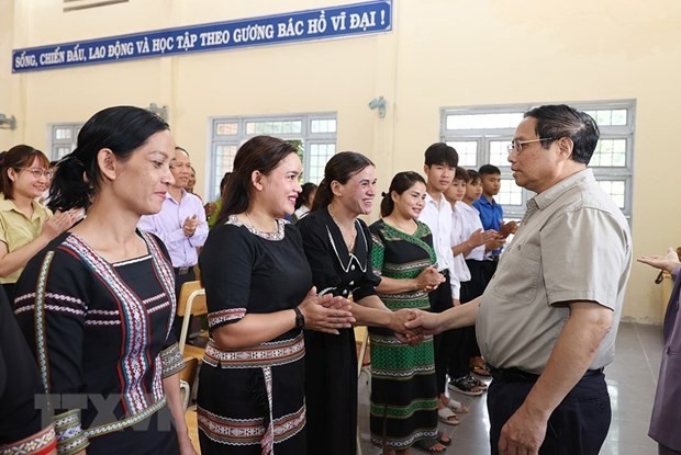 Le Premier ministre Pham Minh Chinh se rend visite aux enseignants du le lycée Tu Mo Rông. Photo: AVI