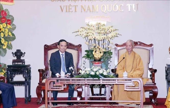 Le vice-Premier ministre Trân Luu Quang (gauche) et le président de l’Église bouddhique vietnamienne, Thich Tri Quang. Photo: AVI