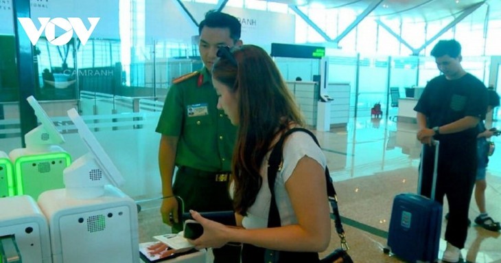 Un guichet automatique est mis en service à l’aéroport international Cam Ranh. 