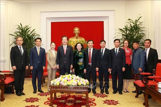 Mme Truong Thi Mai (5e à gauche) et des délégués du Parti japonais Komeito. Photo : VNA.