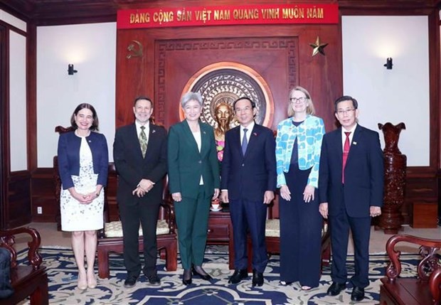 M. Nguyên Van Nên, Mme Penny Wong et les délégués. Photo : VNA.