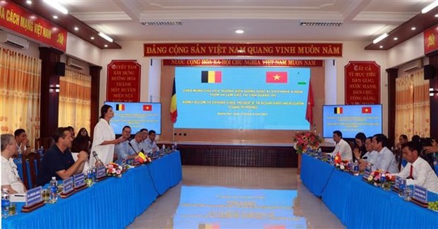 Séance de travail entre la délégation belge et des responsables de la province de Quang Tri. Photo : VNA.
