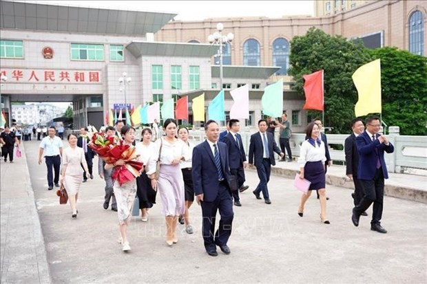 Mong Cai reçoit des délégations de représentants de la ville de Dongxing et du district de Fangcheng (Chine).