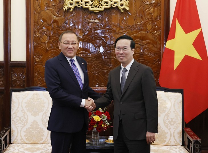 Le Président du Vietnam, Vo Van Thuong, (à droite) et l'ambassadeur du Kazakhstan, Yerlan Baizhanov. Photo : VOV.