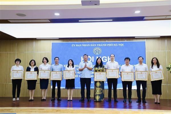 Remise de certificats de mérite du Comité populaire municipal. Photo : VNA.