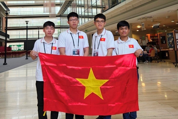 Nguyên Duc Thang, Nguyên Quang Minh, Nguyên Ngoc Dang Khoa et Trân Xuân Bach (de gauche à droite). Photo: moet.gov.vn