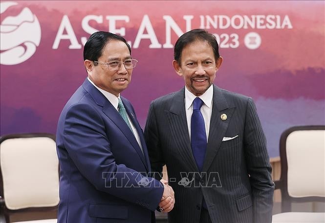 Le Premier ministre Pham Minh Chinh (à gauche) et le Sultan du Brunei, Haji Hassanal Bolkiah. Photo: Duong Giang/TTXVN.