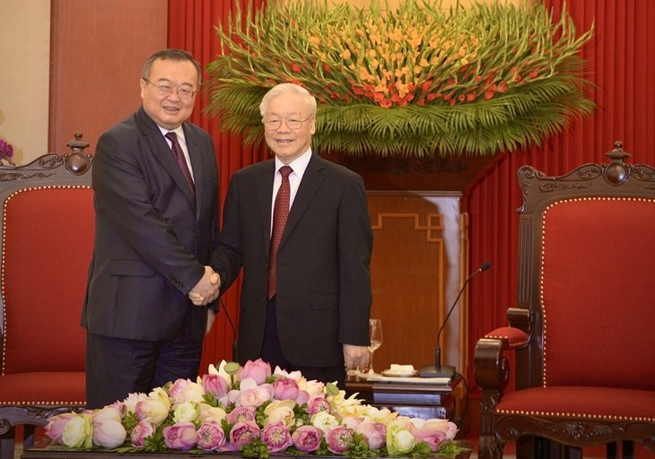 Le Secrétaire général du Parti communiste vietnamien, Nguyên Phu Trong (à droite) et le président du Département de Liaison internationale du Parti communiste chinois (PCC), Liu Jianchao. Photo : VOV.