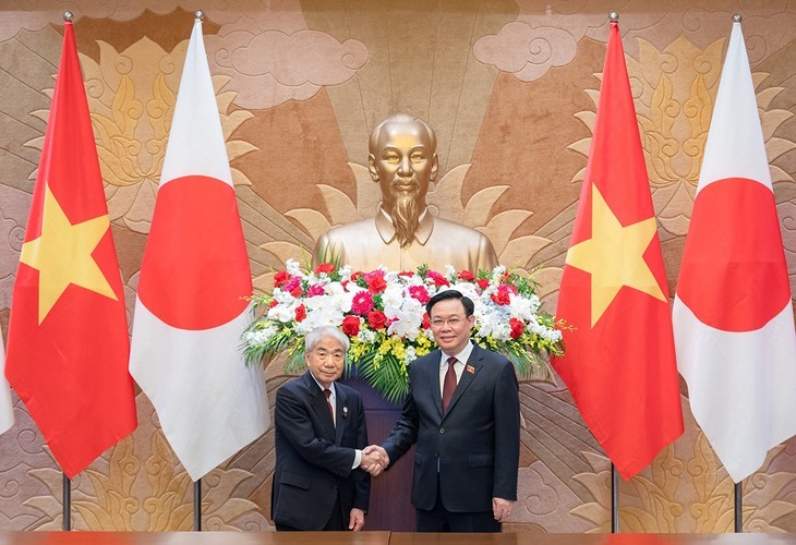 Vuong Dinh Huê (à droite) reçoit le Président de la Chambre des Conseillers du Japon. Photo : VOV.