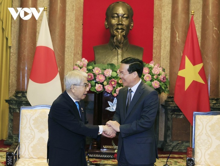 Le Président du Vietnam, Vo Van Thuong (à droite) et le Président de la Chambre des Conseillers du Japon, Otsuji Hidehisa. Photo : VOV.