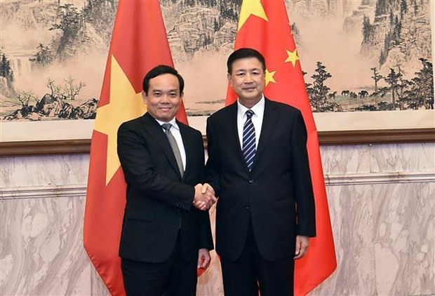 Le Vice-Premier ministre vietnamien et président du Comité national de Prévention et de lutte contre le sida, les drogues et la prostitution, Trân Luu Quang (à gauche) et le ministre chinois de la Sécurité publique Wang Xiaohong. 