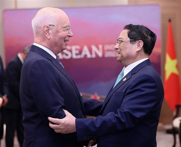 Le Premier ministre vietnamien, Pham Minh Chinh (à droite) et le fondateur et Président exécutif du Forum économique mondial (WEF), Klaus Schwab, à Jakarta, en Indonésie, le 5 septembre. Photo : VNA.