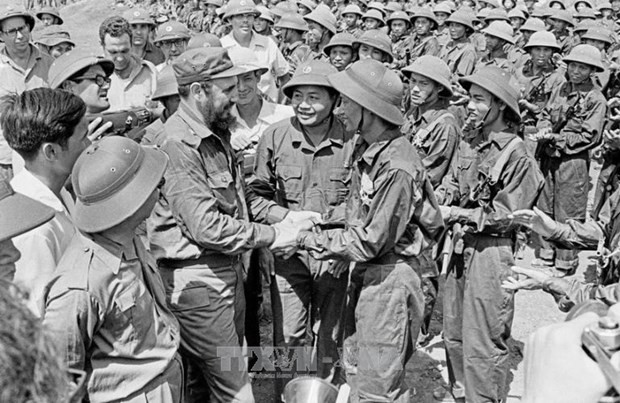Fidel Castro et des soldats vietnamiens en 1973. Photo: VNA