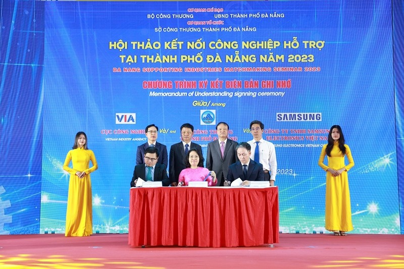 La cérémonie de signature du mémorandum de coopération portant sur le projet de développement d’usines intelligentes au service des entreprises vietnamiennes installées à Da Nang et dans la région du Centre. Photo : VOV