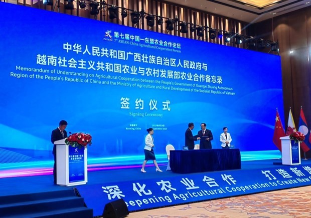 Cérémonie de signature du protocole d'accord entre le ministère vietnamien de l'Agriculture et du Développement rural et les autorités de la Région autonome zhuang du Guangxi. Photo: ministère vietnamien de l'Agriculture et du Développement rural